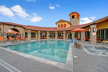 La bella vita swimming pool & jacuzzi
