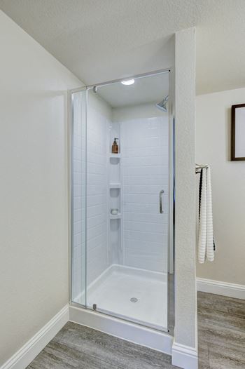 Glass shower*