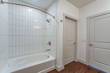 Bathtub/shower with tile surround
