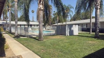 Redlands apartment for rent - Hampton Court Apartments