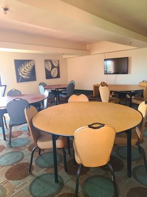 Springfield townhouse for rent - a room with a table and chairs and a television on the wall