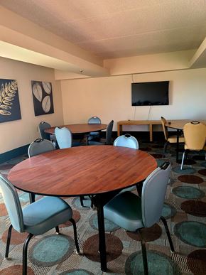 Springfield townhouse for rent - a small conference room with a table and chairs
