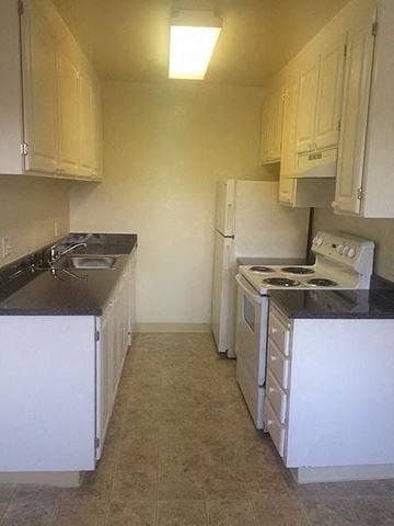 San Jose apartment for rent - a small kitchen with a stove and a refrigerator
