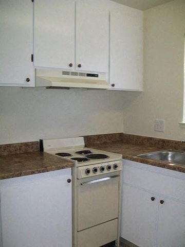 Santa Clara apartment for rent - a small kitchen with a stove and a sink