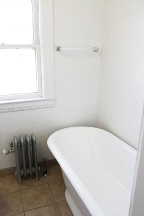 Cleveland Heights apartment for rent - classic tub