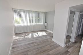 Kent apartment for rent - Spacious living room with large windows at Eagles Landing Apartments, Integrity Realty, Ohio, 44240