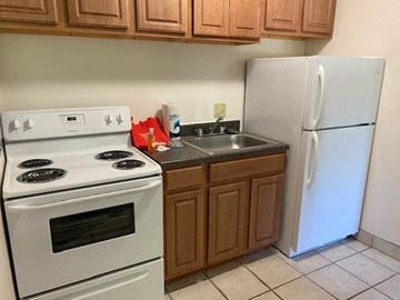 Berea apartment for rent - a kitchen with a stove refrigerator and a sink