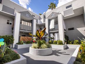 Los Angeles apartment for rent - Lushly gardened interior courtyard.