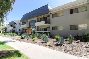 Los Angeles apartment for rent - Drought-tolerant greenery decorating the entrance to Rose Apartments.