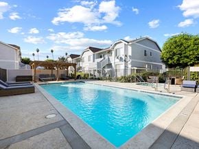 Reseda apartment for rent - Large courtyard swimming pool, including jacuzzi and lounging area.