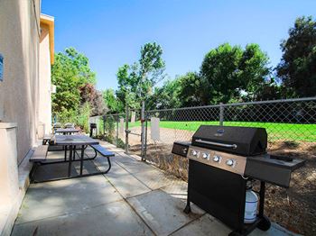Bbq area at woodbridge park apartments
