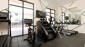 Bayonne apartment for rent - Contemporary resident gym at Bridgepoint at Bayonne with high-end equipment and bright interiors