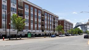 Bayonne apartment for rent - Bridgepoint at Bayonne apartment community on Kennedy Blvd with direct access to public transit and scenic views
