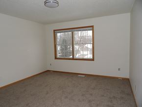Oakdale townhouse for rent - A room with a carpeted floor and a window.