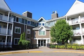 Cottage Grove townhouse for rent - an apartment building with a street in front of it