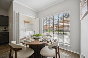 Richardson apartment for rent - A dining room with a round table and chairs.