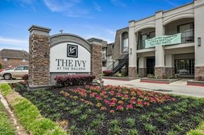 Houston apartment for rent - Signage at The Ivy at Galleria, Texas, 77057