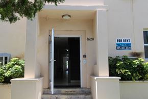 Miami apartment for rent - the front door of our apartment building