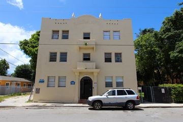 Miami apartment for rent - A building with the word Florida on the top.