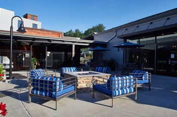 Outdoor fire pit lounge
