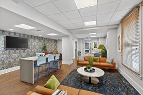 New Orleans apartment for rent - Apartment community room in downtown New Orleans with secured access