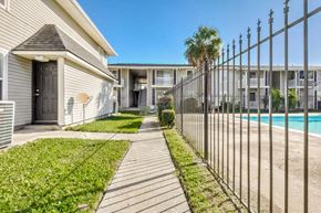 Gretna apartment for rent - A sunny day at the apartment complex with a clear blue sky.