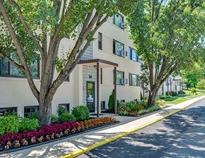 Greenbelt apartment for rent - slider entrance