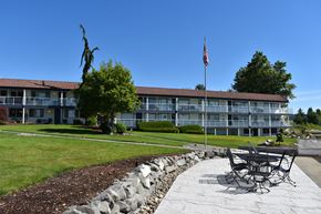 Silverdale apartment for rent - front of property, the breakers hotel & suites