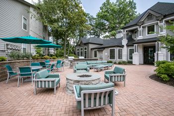 Outdoor firepit lounge