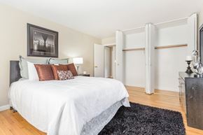Glastonbury apartment for rent - Bedroom with a white bed and a rug at Griswold Gardens in Glastonbury, CT, 06033