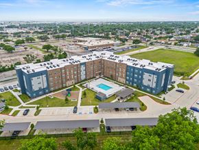 Garland apartment for rent - A large apartment complex with a swimming pool in the middle.