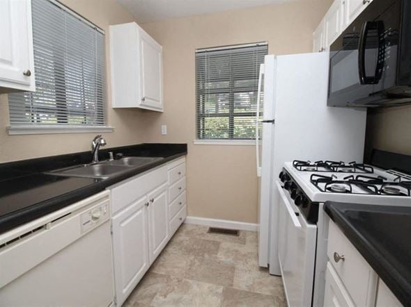 Auburn apartment for rent - Kitchen area with window