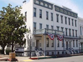 Sacramento apartment for rent - Clarendon House Apartments building