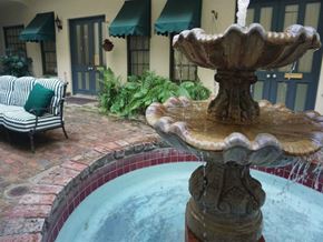 Sacramento apartment for rent - Courtyard with water fountain