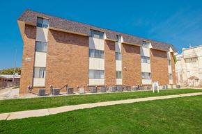Lincoln apartment for rent - Parliament Gardens Building Exterior