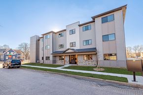 Lincoln apartment for rent - Flats On Vine Exterior