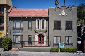 Hollywood apartment for rent - Dark exterior with intricate window frames