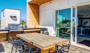 Portland apartment for rent - Rooftop table and BBQ above Portland