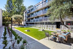 Los Angeles apartment for rent - Outdoor lounge area with lawn games and seating