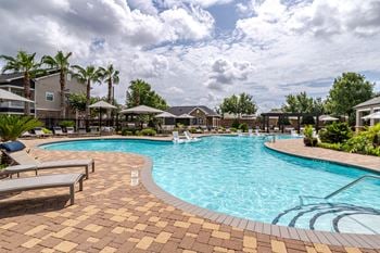 Pool with sitting area 