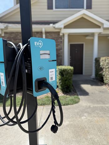 Electric vehicle charging station