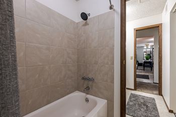 Tiled bathtub surround*