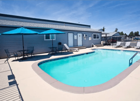 Kennewick apartment for rent - the swimming pool at the resort at governors residence