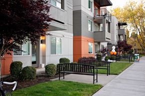 Corvallis apartment for rent - Quad Exterior Seating and Professional Landscaping