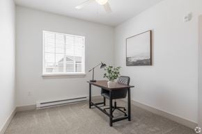 Boardman townhouse for rent - a home office with a desk and a window