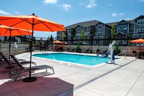 Oregon City townhouse for rent - Timberview Oregon City Outdoor Seasonal Pool with Lounge Chairs and Umbrellas