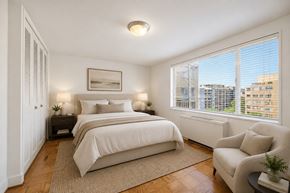 Washington apartment for rent - A bedroom with two beds and a chair.