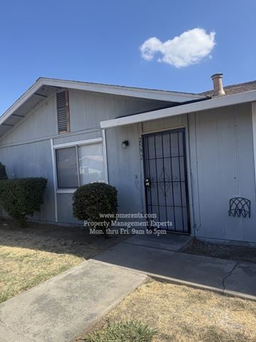 Stockton triplex for rent - 2592-2594 Towery Ct