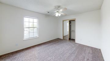 Belton townhouse for rent - a spacious living room with carpet and a ceiling fan