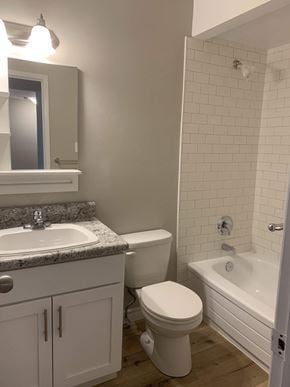 Oakville apartment for rent - a bathroom with a toilet and a sink and a tub